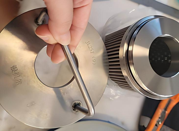 Check the end cap and sealing of the hydraulic filter element